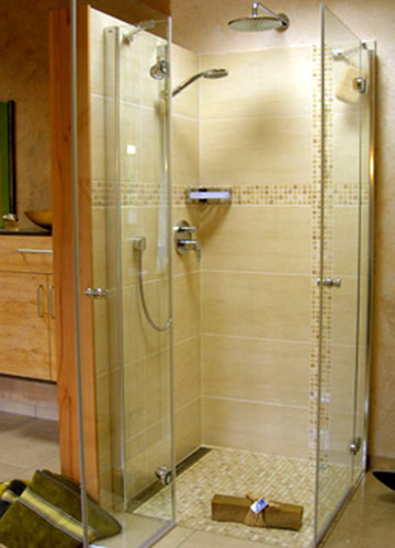 Bodentiefe Dusche mit Glaswänden
